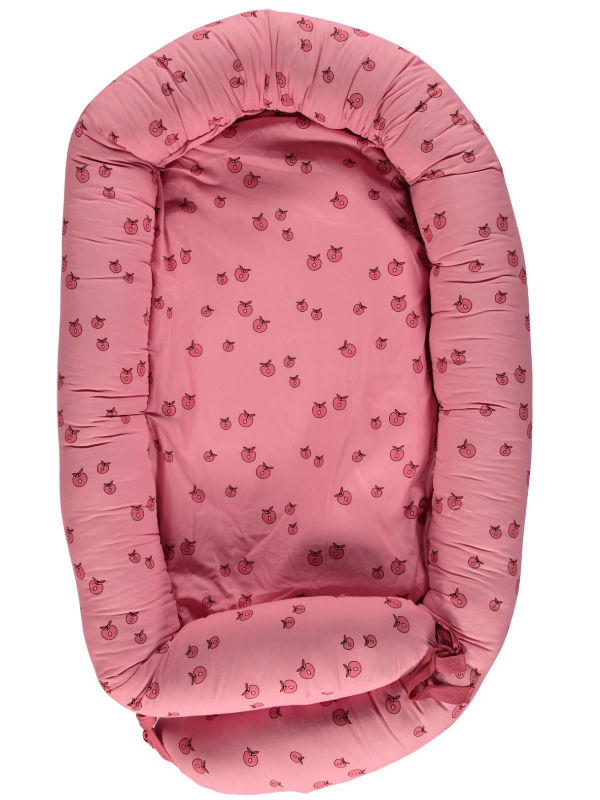 Babynest met roze appeltjes